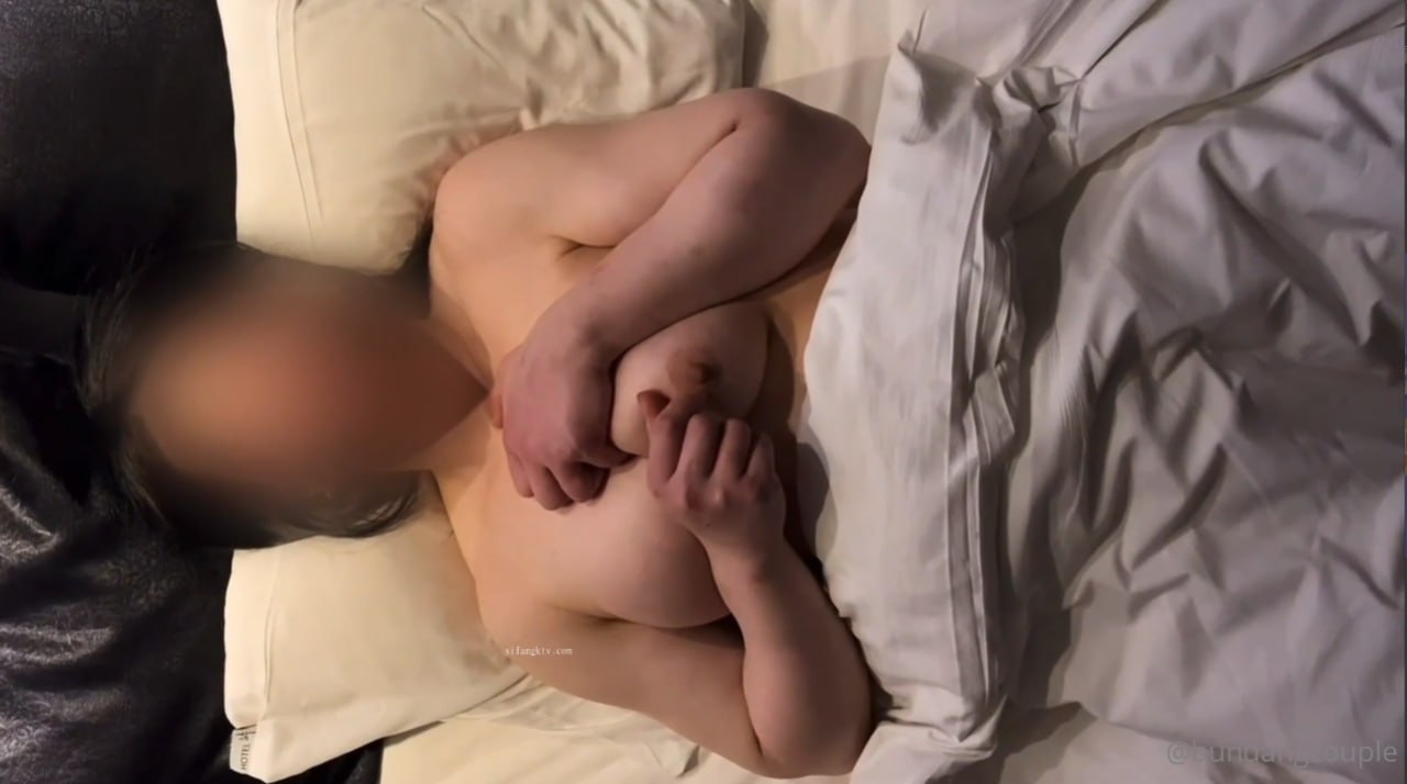衬衣粉色网袜颜值不错妹子浴室湿身诱惑 椅子上张开双腿近距离跳蛋震动粉逼 很是诱惑喜欢不要错过